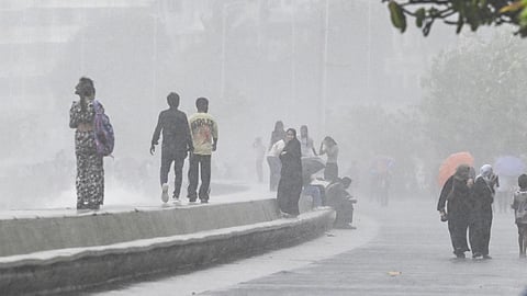 இடைவிடாத மழையால் மும்பையில் 5 பேர் உயிரிழப்பு: பள்ளி, கல்லூரிகளுக்கு விடுமுறை
