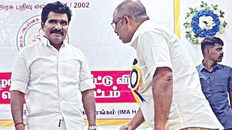 மதுரையில் நடந்த அரசு ஆய்வக நுட்புநர் சங்க விழாவில் எம்எல்ஏக்கள் வராததால் அதிருப்தி அடைந்து புறப்படத் தயாரான அமைச்சர் நிர்மல்குமார்.