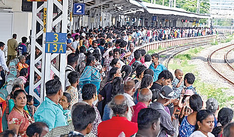 பராமரிப்பு பணி காரணமாக சென்னை கடற்கரை முதல் தாம்பரம் வரையிலான புறநகர் ரயில் சேவை நேற்று நிறுத்தப்பட்டதால், பூங்கா ரயில் நிலையத்தில் ரயிலுக்காக காத்திருந்த பயணிகள் கூட்டம். | படம்: எஸ்.சத்தியசீலன் |