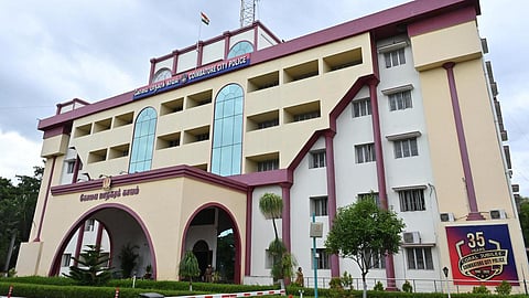 கோவையில் ரியல் எஸ்டேட் அதிபரின் வீட்டில் 900 பவுன் நகை திருடு போனதாக புகார்