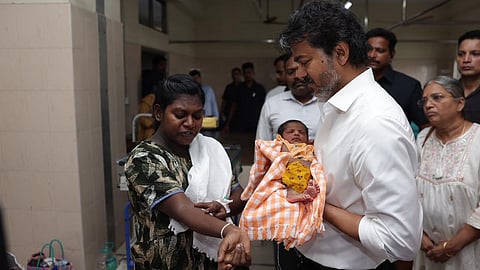 சென்னை அரசு மகப்பேறு மருத்துவமனையில் முதல்வர் விஜய் திடீர் ஆய்வு
