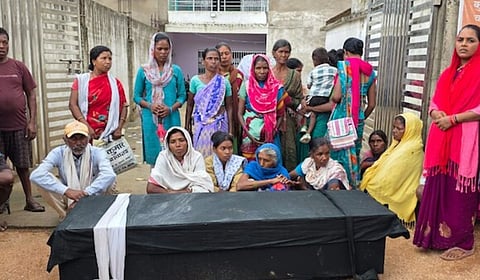 ஜார்க்கண்டில் வங்கி ஊழியரின் அலட்சியத்தால் முதியவர் உயிரிழப்பு: வங்கியின் முன்பு சடலத்துடன் பழங்குடியினர் ஆர்ப்பாட்டம்