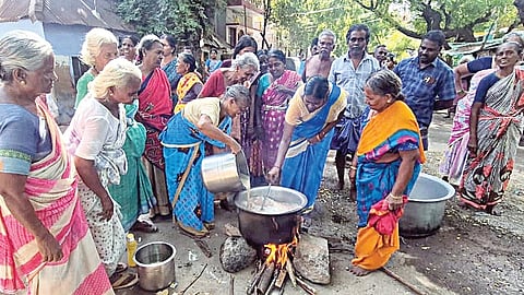 ஸ்ரீவில்லிபுத்தூரில் கஞ்சி தொட்டி திறந்து போராட்டத்தில் ஈடுபட்ட நெசவாளர்கள்.