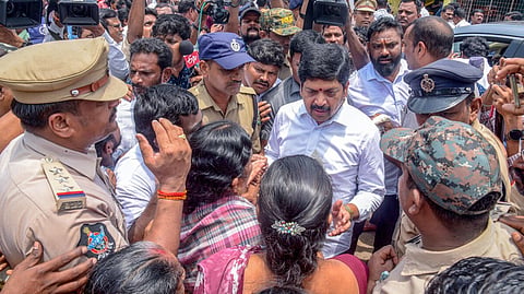 ஆந்திராவில் கரை திரும்பாத 6 மீனவர் குடும்பங்களுக்கு தலா ரூ.10 லட்சம் நிதியுதவி