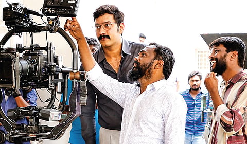 படப்பிடிப்பில் அருள்நிதி, கணேஷ் விநாயகம், ஒளிப்பதிவாளர் சுகுமார்