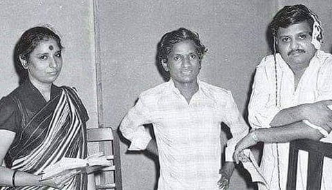 இடது: எஸ்.ஜானகி | வலது: இளையராஜா, எஸ்பிபி