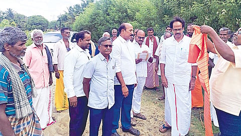 தருமபுரி மாவட்டம் நல்லம்பள்ளி அடுத்த கோம்பேரி கோம்பை பகுதியில் சாலை அமைக்கக் கோரும் பகுதியில் இந்திய கம்யூனிஸ்ட் மாநில செயலாளர் மு.வீரபாண்டியன் ஆய்வு செய்தார்.