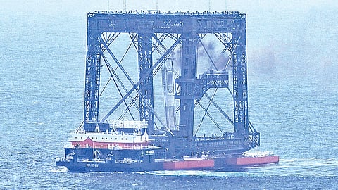வானில் இருந்து திரும்பிய லாங் மார்ச்-10பி ராக்கெட், கடலில் உள்ள தளத்தில் வலை மூலம் வெற்றிகரமாகப் பிடிக்கப்பட்டது. படம்: பிடிஐ