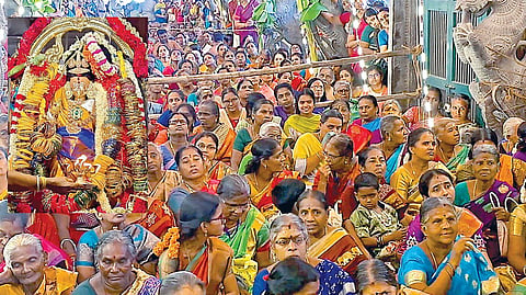 திருநெல்வேலி நெல்லையப்பர் கோயில் ஆடிப்பூர திருவிழாவில் காந்திமதி அம்பாளுக்கு வளைகாப்பு வைபவம் நடைபெற்றது. இதில் திரளான பக்தர்கள் பங்கேற்றனர். படங்கள்: மு.லெட்சுமி அருண்