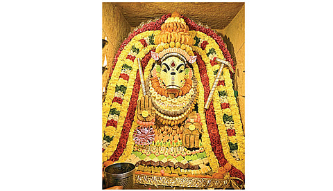 தஞ்சை பெரிய கோயிலில் நேற்று ஆஷாட நவராத்திரி தொடக்க விழாவில், இனிப்பு அலங்காரத்தில் வராகி அம்மன்.