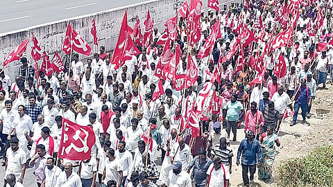 மேகேதாட்டு அணை கட்டும் முயற்சியைக் கண்டித்து, ஓசூரில் இந்திய கம்யூனிஸ்ட் கட்சி மற்றும் தமிழ்நாடு விவசாயிகள் சங்கம் சார்பில் நேற்று நடந்த நடைபயணம்.