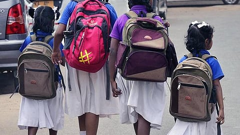 புத்தகப்பை எடையை குறைக்க வேண்டும்: முதல்வருக்கு மாணவி கோரிக்கை