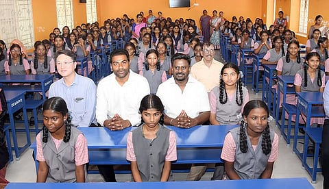 ஹூண்டாய் சமூக பொறுப்புணர்வு திட்டத்தில் 18 அரசு பள்ளிகளுக்கு 900 இருக்கைகள்: அமைச்சர்கள் ஆதவ் அர்ஜுனா, ராஜ்மோகன் வழங்கினர்