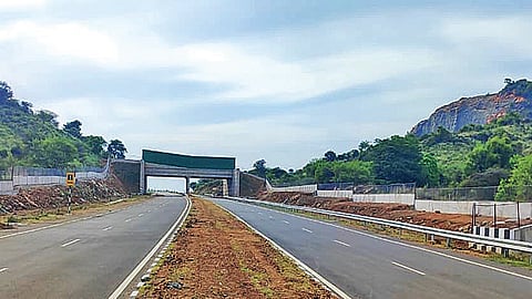 வாடிப்பட்டி அருகே கொண்டையம்பட்டி-பூச்சம்பட்டி இடையே வகுத்துமலை, வண்ணாத்திகரடு வனப்பகுதியின் நடுவில் அமைக்கப்பட்டுள்ள ‘அனிமல் பாஸ் ஓவர்’ மேம்பாலத்தில் ஒளி, ஒலி தடுப்புகள் அமைக்கப்பட்டுள்ளன.