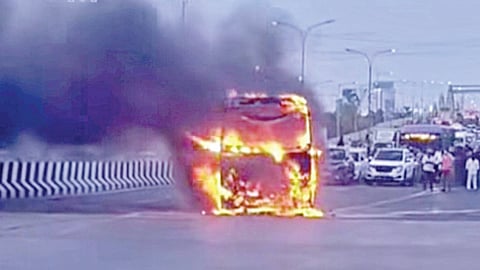 வேளச்சேரி மேம்பாலம் அருகே வாகன பராமரிப்புக்காக எடுத்துச் செல்லப்பட்ட பள்ளி வேன் திடீரென தீப்பிடித்து எரிந்தது. இதனால் அப்பகுதியில் கடும் வாகன நெரிசல் ஏற்பட்டது.