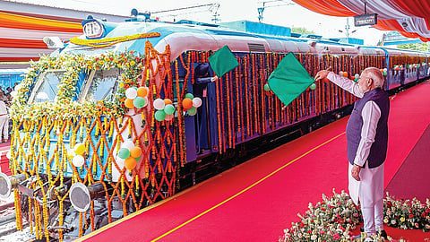 ஹைட்ரஜன் ரயிலை தொடங்கினார் மோடி: 75 நிலையங்களையும் நாட்டுக்கு அர்ப்பணித்தார்