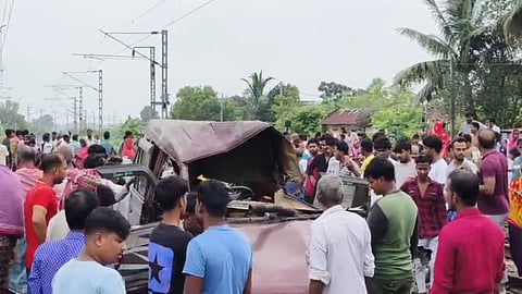 மேற்கு வங்கத்தில் ரயில்-பேருந்து மோதல்: 5 பேர் உயிரிழப்பு