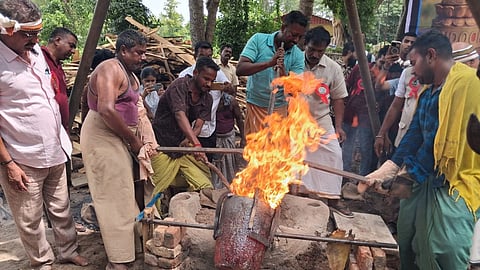 கும்பகோணம்: ஆபரேஷன் சிந்தூர் நினைவாக 500 கிலோ எடையில் ஐம்பொன் வெற்றித்தூண் வார்ப்பு