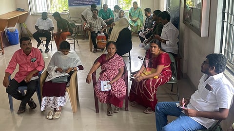 உயர்நிலைக் குழு, சிபிசிஐடி போலீஸார் விசாரணை காரணமாக பத்திரப் பதிவுக்காக காத்திருக்கும் பொதுமக்கள்