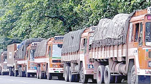 புளியரை அருகே கேரளத்துக்கு கனிமவளங்களை கொண்டுசெல்வதற்காக அணிவகுத்து நிற்கும் லாரிகள்.