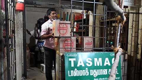 தமிழக அரசின் மதுபான கொள்முதலில் மாற்றம்: உற்பத்தியாளர்களிடம் இருந்து சம அளவில் வாங்க முடிவு
