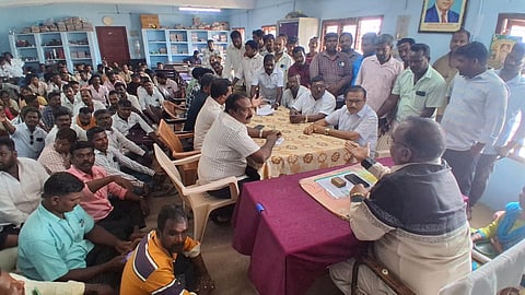உணவுத்துறை அமைச்சரே விவசாயிகளை தூண்டிவிடுவதா? - நெல் கொள்முதல் நிலைய பணியாளர்கள் அதிருப்தி