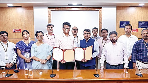 வேலூர் விஐடியில் மாணவர்களின் புதிய கண்டுபிடிப்புகளுக்கான தொழில் முயற்சிக்கு தின்குவேட் முதலீட்டு நிறுவனத்துடன் புரிந்துணர்வு ஒப்பந்தத்தை பரிமாறிக்கொண்ட விஐடி துணைத் தலைவர் சேகர் விசுவநாதன். உடன் விஐடி துணைவேந்தர் வி.எஸ்.காஞ்சனா பாஸ்கரன், இணை துணைவேந்தர் பார்த்தசாரதி மல்லிக் உள்ளிட்டோர்.