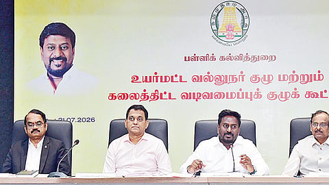 மாணவர்களின் புத்தக சுமை குறைக்கப்படும்: அமைச்சர் ராஜ்மோகன் தகவல்