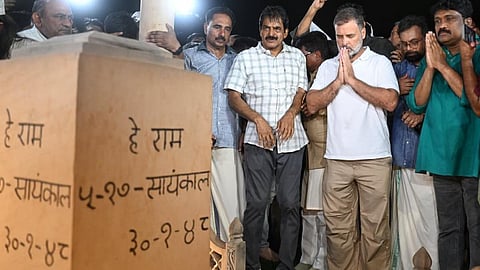 டெல்லியில் போராட்டம் தீவிரம்: காந்தி சமாதியில் திரண்ட இண்டியா கூட்டணி எம்.பி.க்கள்
