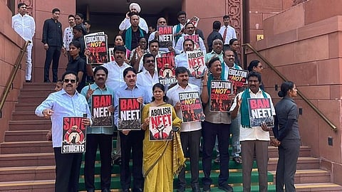 நாடாளுமன்ற வளாகத்தில் திமுக எம்.பி.க்கள் தனியாக கோஷம்