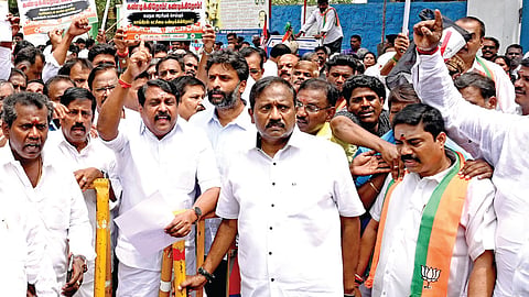 சென்னை அண்ணாசாலையில், ராகுல் காந்தியைக் கண்டித்து, தமிழக பாஜக தலைவர் நயினார் நாகேந்திரன் தலைமையில் நேற்று ஆர்ப்பாட்டம் நடைபெற்றது. | படம்: ம.பிரபு |