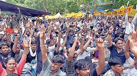 கரப்பான்பூச்சி ஜனதா கட்சி சார்பில் டெல்லி ஜந்தர் மந்தரில் நேற்று 34-வது நாளாக போராட்டம் நடைபெற்றது. இதில் டெல்லி உட்பட பல்வேறு மாநிலங்களை சேர்ந்தவர்கள் பங்கேற்றனர்.