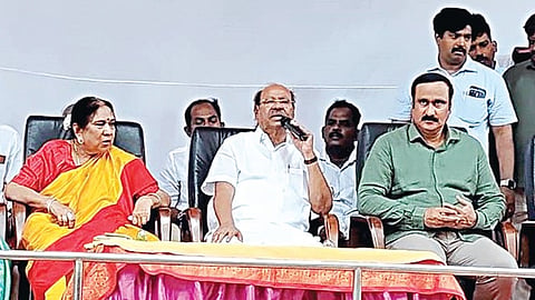 திண்டிவனம் அருேக நடைபெற்ற பிறந்த நாள் விழாவில் பேசிய பாமக நிறுவனர் ராமதாஸ். அருகில் அவரது மனைவி சரஸ்வதி, மகன் அன்புமணி, மருமகள் சவுமியா எம்எல்ஏ.