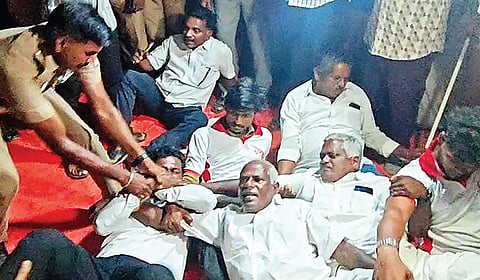 காவல்துறையின் செயலுக்கு கண்டனம் தெரிவித்து திடீரென வருகை வந்த மார்க்சிஸ்ட் கம்யூனிஸ்ட் மாநில செயலாளர் சண்முகம், தரையில் அமர்ந்து போராட்டத்தில் ஈடுபட்டார்.