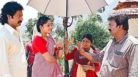 ‘சிட்டுக்குறிஞ்சி’ படத்துக்காக பிரம்மாண்ட கிராமம் செட்