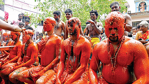 சென்னை கொரட்டூரில் உள்ள ஓம்சக்தி நாகவல்லி அம்மன் கோயில் ஆடித் திருவிழாவை முன்னிட்டு அலகு குத்திக் கொண்டும், காவடி எடுத்தும், உடலில் மிளகாய் சாந்து கரைசலை ஊற்றிக் கொண்டும், பக்தர்கள் விநோத நேர்த்திக் கடன் செலுத்தினர். | படங்கள்: எஸ்.சத்தியசீலன் |