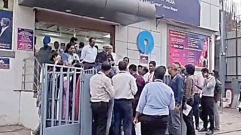கயல்விழியை கைது செய்ய வலியுறுத்தி, சென்னை அண்ணாநகர் எஸ்பிஐ வங்கி கிளையில், ஊழியர்கள் பணியைப் புறக்கணித்து போராட்டத்தில் ஈடுபட்டனர்.