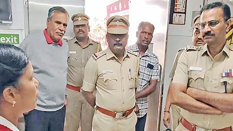 கொடைக்கானல் அரசு மருத்துவமனையில் காவலர் தங்கப்பாண்டி ரகளையில் ஈடுபட்டது தொடர்பாக நேரில் விசாரித்த எஸ்பி ஜெயக்குமார்.