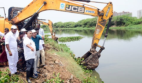 அடையாறு, பக்கிங்ஹாம் கால்வாய் தூர்வாரும் பணி - அமைச்சர் என்.ஆனந்த் தொடங்கி வைத்தார்