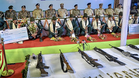 ஜார்க்கண்ட் காவல் துறை முன்பு 16 மாவோயிஸ்ட்கள் சரண்