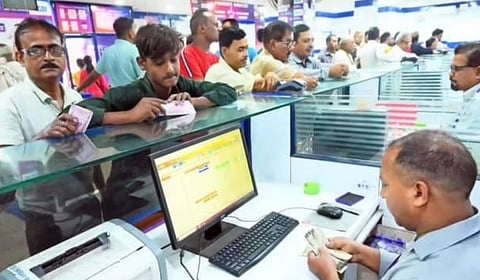 மினிமம் பேலன்ஸுகாக 2026-ல் வாடிக்கையாளர்களிடம் ரூ.7,000 கோடி அபராதம் வசூலித்த வங்கிகள்!