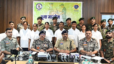 சத்தீஸ்கரில் 8 நக்சலைட்கள் ஆயுதங்களுடன் சரண்