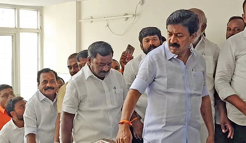 விழுப்புரம் மாவட்ட காவல் கண்காணிப்பாளர் அலுவலகத் துக்கு எஸ்பி மதிவாணனை சந்திக்க ஆதரவாளர்கள் புடைசூழ வந்த சி.வி.சண்முகம் எம்எல்ஏ.