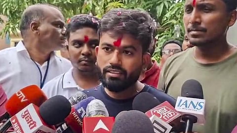 கரப்பான்பூச்சி ஜனதா கட்சியின் நிறுவனர் அபிஜித் தீப்கே