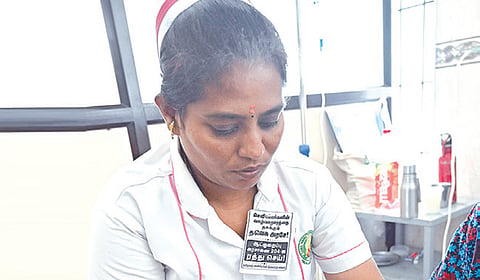 ஓமந்தூரார் மருத்துவமனையில் கோரிக்கை அட்டை அணிந்து பணியில் ஈடுபட்ட செவிலியர். | படம்: எஸ்.சத்தியசீலன் |