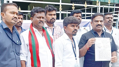 வாக்குப்பதிவு இயந்திரங்கள் சரிபார்ப்பில் ஆட்சேபம் உள்ளதாக தெரிவித்த திமுக நிர்வாகி ராமமூர்த்தி உள்ளிட்டோர்.