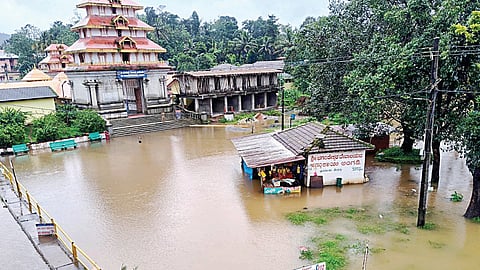 கர்நாடகாவில் காவிரி ஆற்றில் வெள்ளப்பெருக்கு ஏற்பட்டதால் தலைக்காவிரி அடுத்துள்ள திரிவேணி சங்கமம் மூழ்கியுள்ளது. பாகமண்டலேஸ்வரர் கோயிலை வெள்ளம் சூழ்ந்துள்ளது.