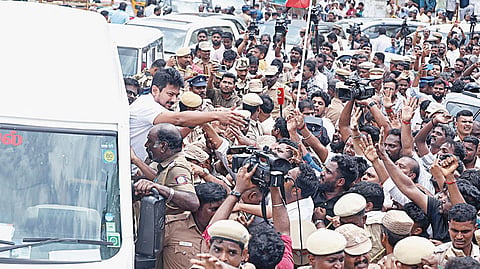 சென்னை நீலாங்கரை இல்லத்தில் எதிர்க்கட்சி தலைவர் உதயநிதி ஸ்டாலினை கைது செய்த போலீஸார், அவரை வாகனத்தில் ஏற்றி தஞ்சைக்கு அழைத்து சென்றனர். அப்போது தொண்டர்களைப் பார்த்து கையசைத்த உதயநிதி. படம்: எல்.சீனிவாசன்.