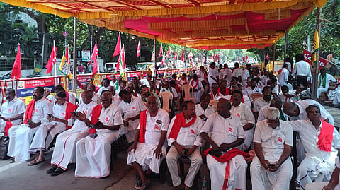 பயிர்க் கடனை முழுமையாக தள்ளுபடி செய்யக்கோரி சென்னையில் விவசாயிகள் தொடர் காத்திருப்புப் போராட்டம்