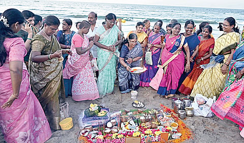 ஆடிப்பெருக்கு நேற்று கொண்டாடப்பட்டது. இதையொட்டி சென்னை மெரினா கடற்கரையில் பூஜைகள் செய்து வழிபட்ட பெண்கள். | படம்: எஸ்.சத்தியசீலன் |